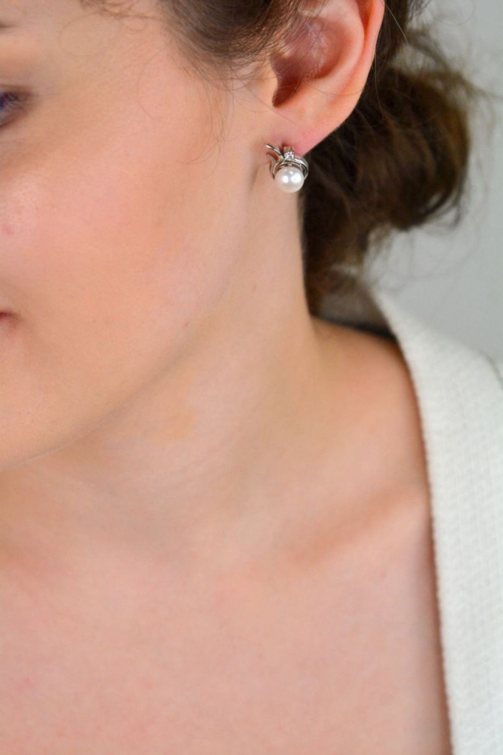 Eleganckie kolczyki srebrne 925 – perła z otoczeniem z cyrkonii (1,5 × 1,0 cm), zapięcie na sztyft. Waga 4,15 g. Klasyka i blask w jednym.1.jpg